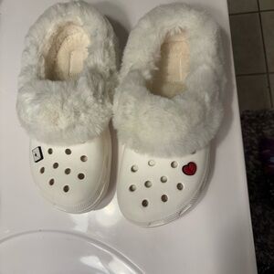 CROC White Furry Clog Slippers with Heart Patch Women’s 10